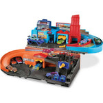 Hot Wheels Ultra Hots Sto & Go Track Set, Flying Customs Retro Playset with 5 Die-Cast Cars, Moving Parts, Portable, Gift for Kids 3 Years Old & Up